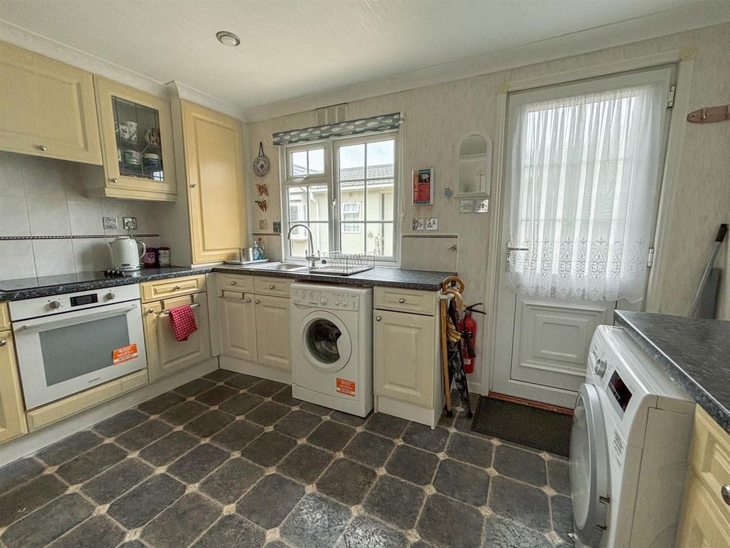 Property photo 3 of 19 Kitchen