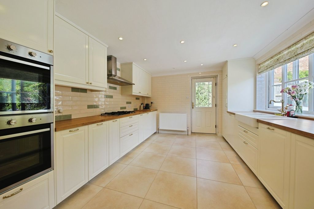 Property photo 3 of 20 4270605