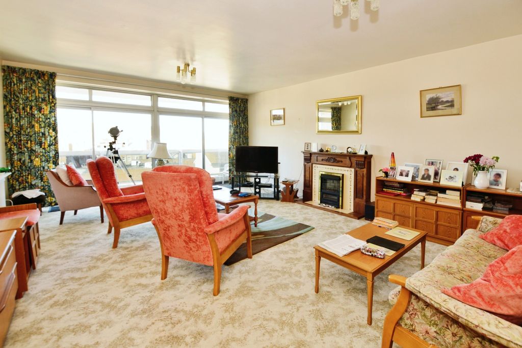 Property photo 2 of 15 Lounge