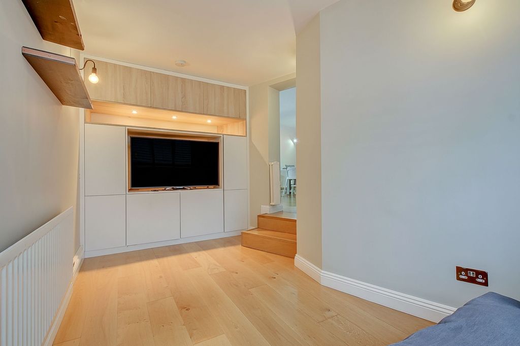 Property photo 2 of 23