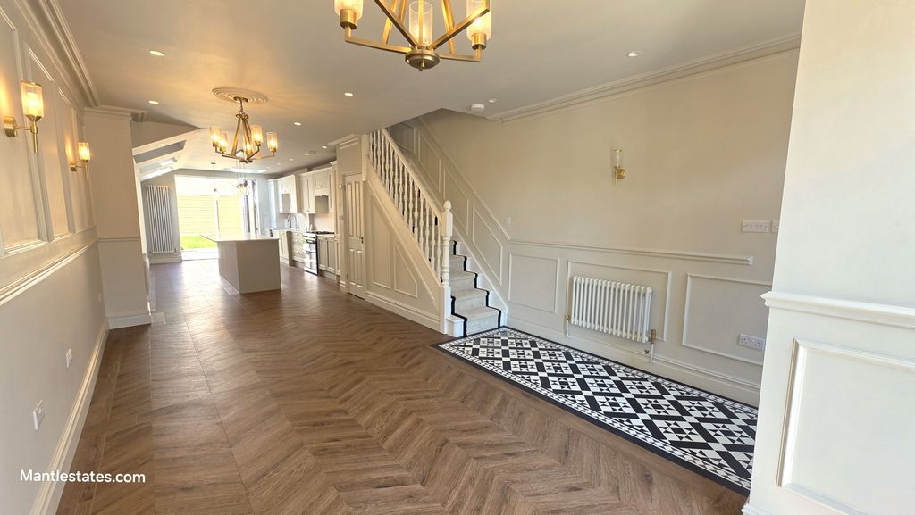 Property photo 2 of 25 Front Reception Area