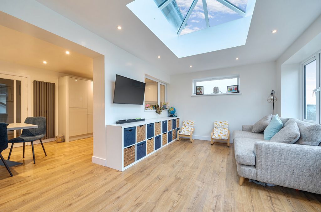 Property photo 3 of 22 1401264-11-696F5d...