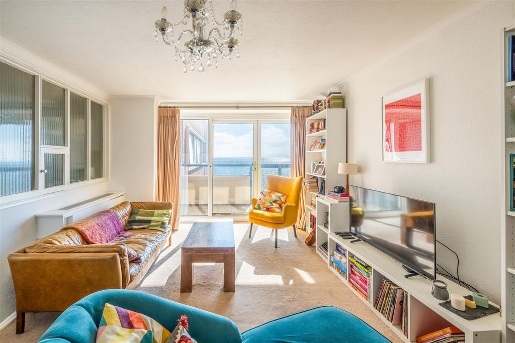 Property photo 3 of 15 44 Kingsway Court-4.Jpg