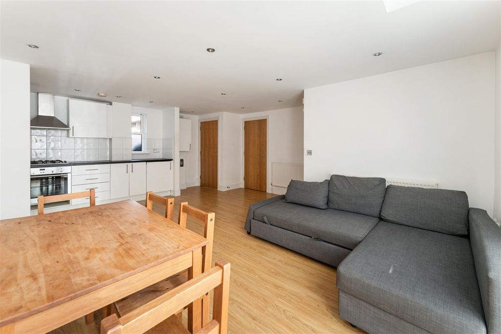 Property photo 1 of 15 Sandringham Road, E8