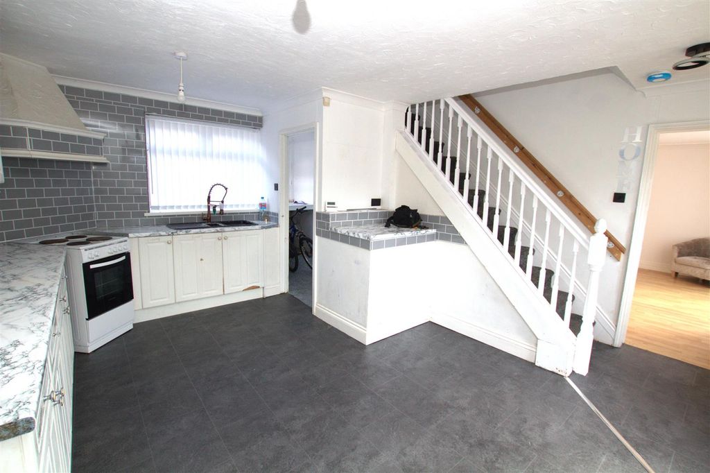 Property photo 3 of 12 Kitchen 2.Jpg