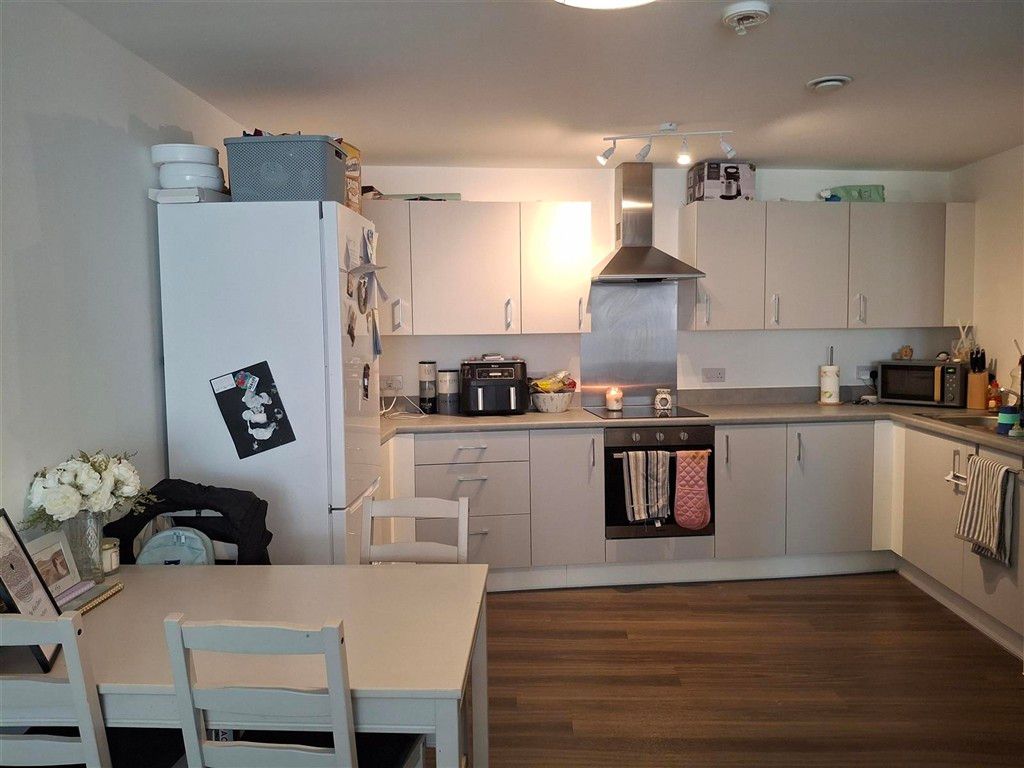 Property photo 3 of 12 Kitchen/ Dining