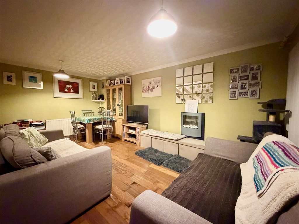 Property photo 2 of 8 Lounge/Diner