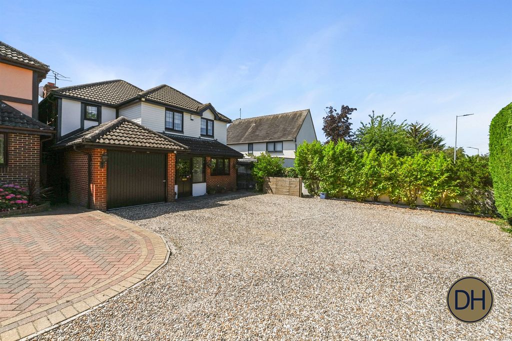 Property photo 1 of 22 North Weald