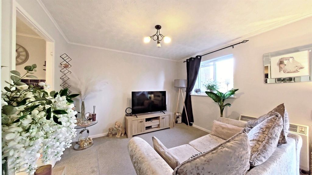 Property photo 3 of 10 Lounge