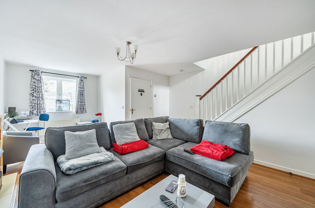 Property photo 3 of 12 1409325-18-698617...