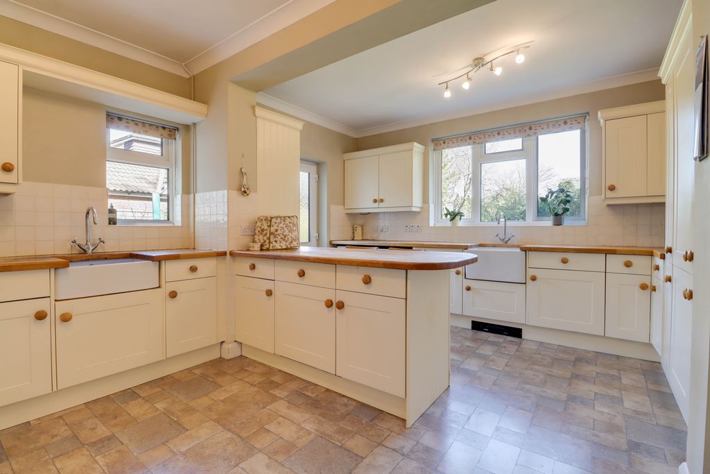 Property photo 3 of 22 Kitchen