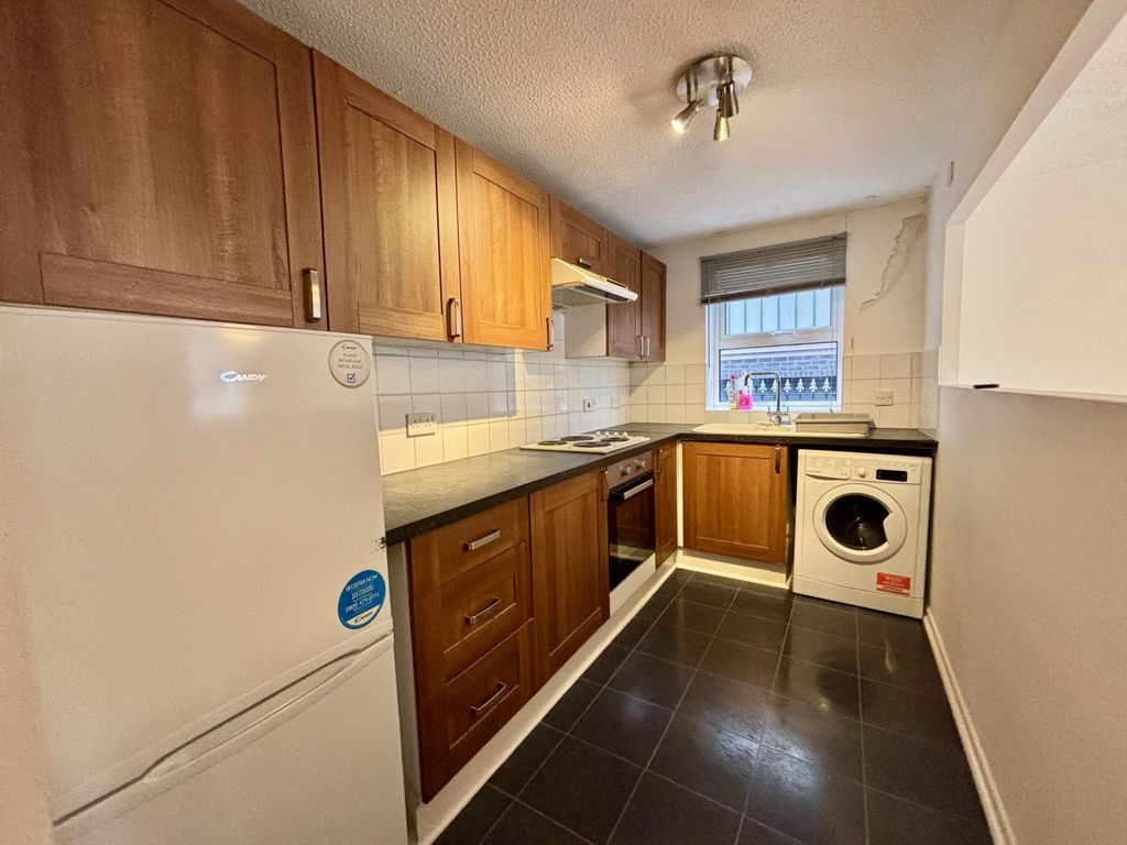 Property photo 3 of 13 Image00003