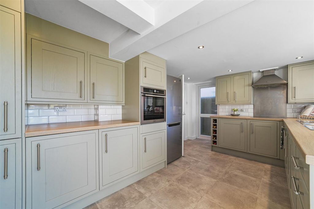 Property photo 2 of 19 Kitchen