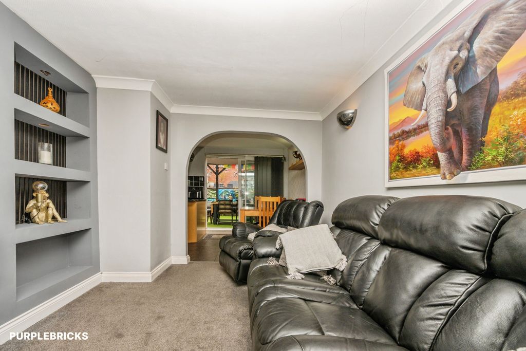 Property photo 3 of 20 Lounge