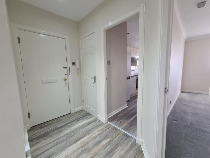 Property photo 2 of 9 Hallway