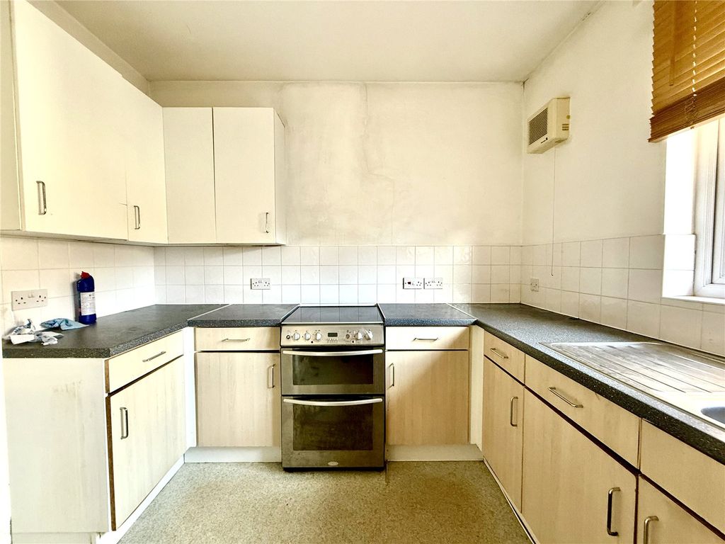 Property photo 3 of 7 Kitchen