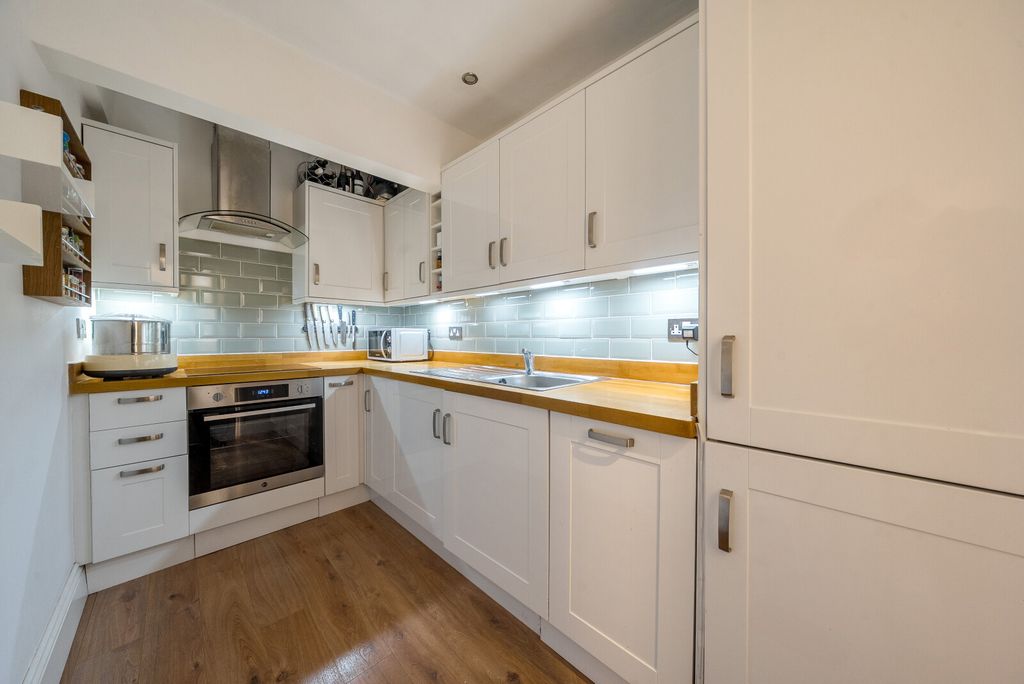 Property photo 3 of 11 Kitchen