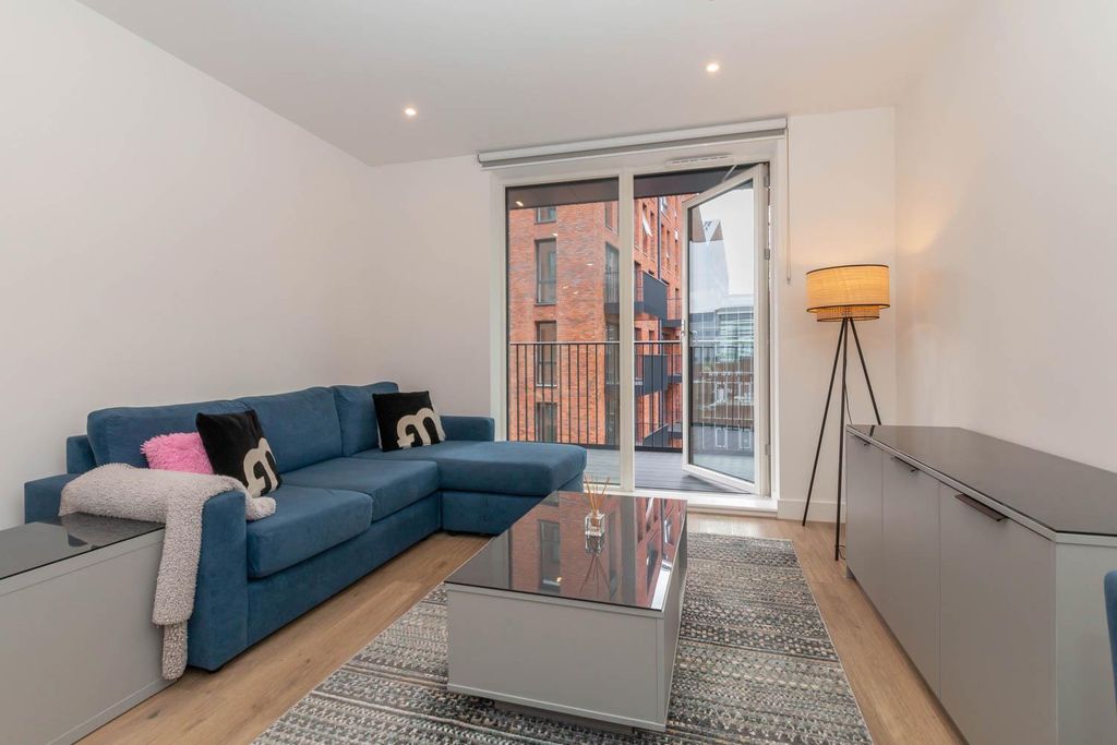 Property photo 1 of 19 Lounge