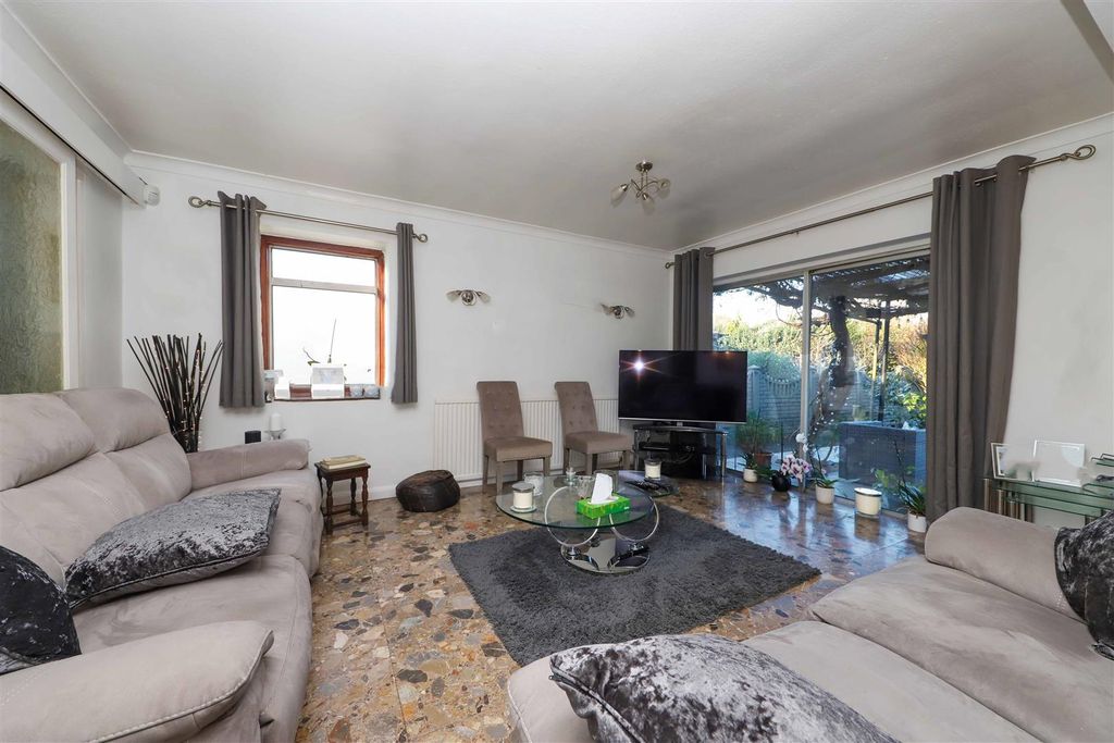 Property photo 3 of 16 Bury Avenue (9).Jpg