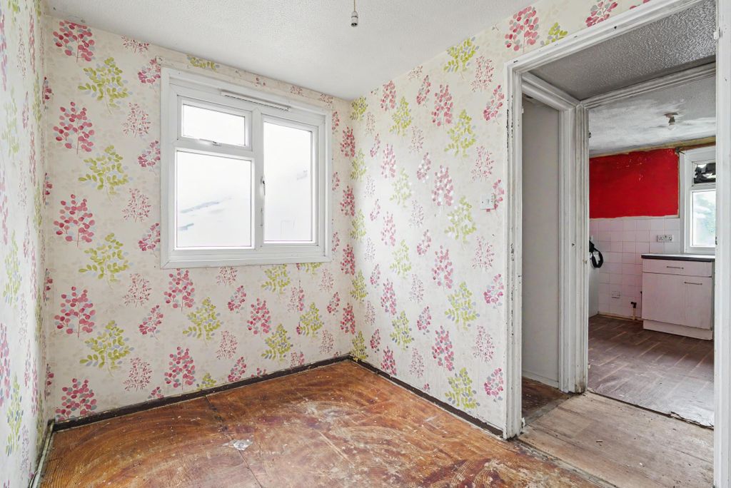 Property photo 2 of 17 23 Woodstock Walk, Bradford, West Yorkshire, Bd5 0Td