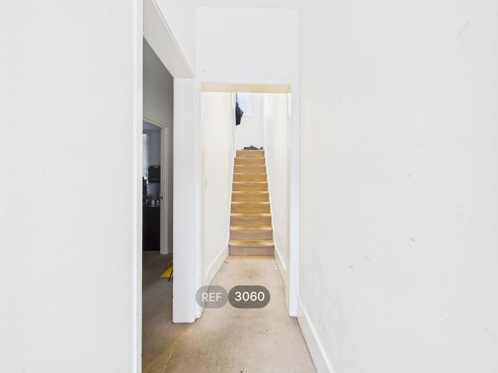 Property photo 2 of 8 Hallway