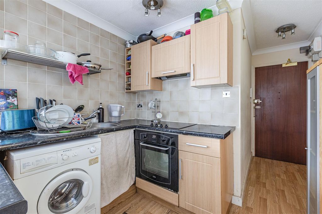 Property photo 3 of 10 Kitchen