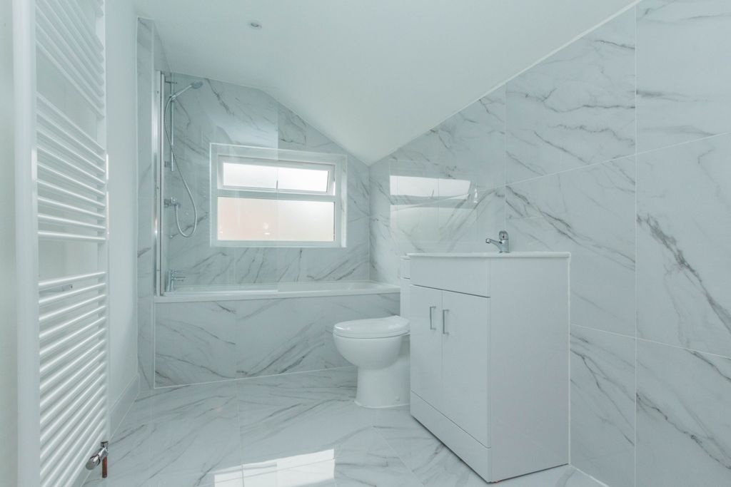 Property photo 3 of 10 Bathroom
