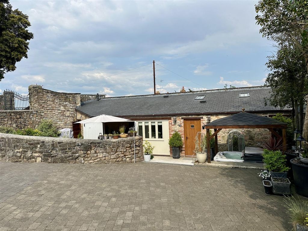 Property photo 1 of 27 4 Little Hervells Court
