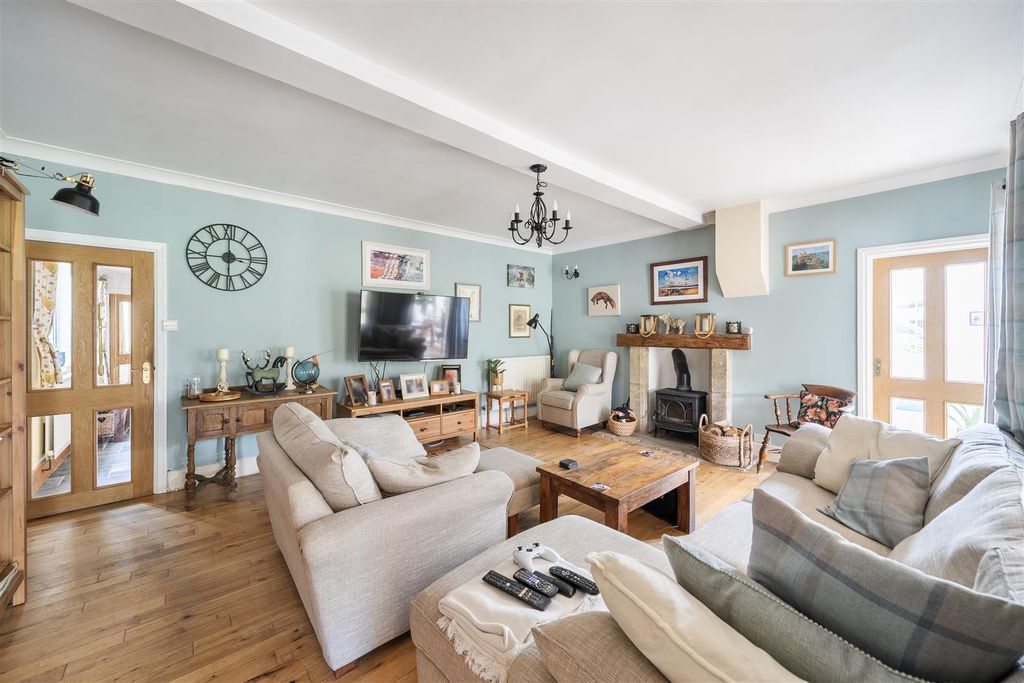 Property photo 3 of 20 Farmhouse Sitting Room