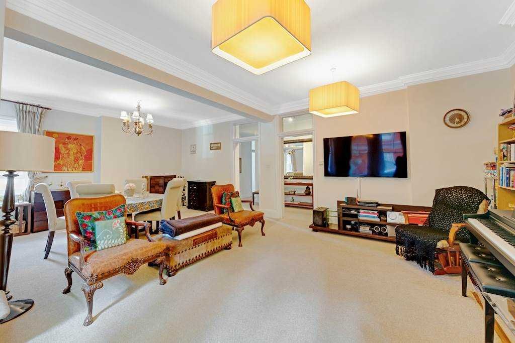 Property photo 3 of 12 Lounge