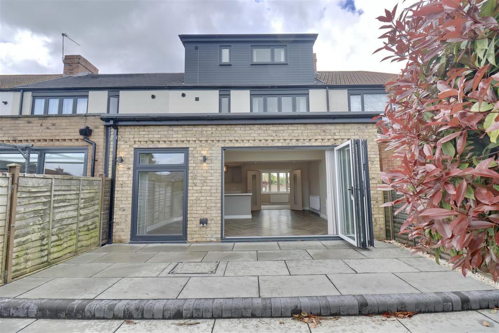 Property photo 3 of 26 Garden