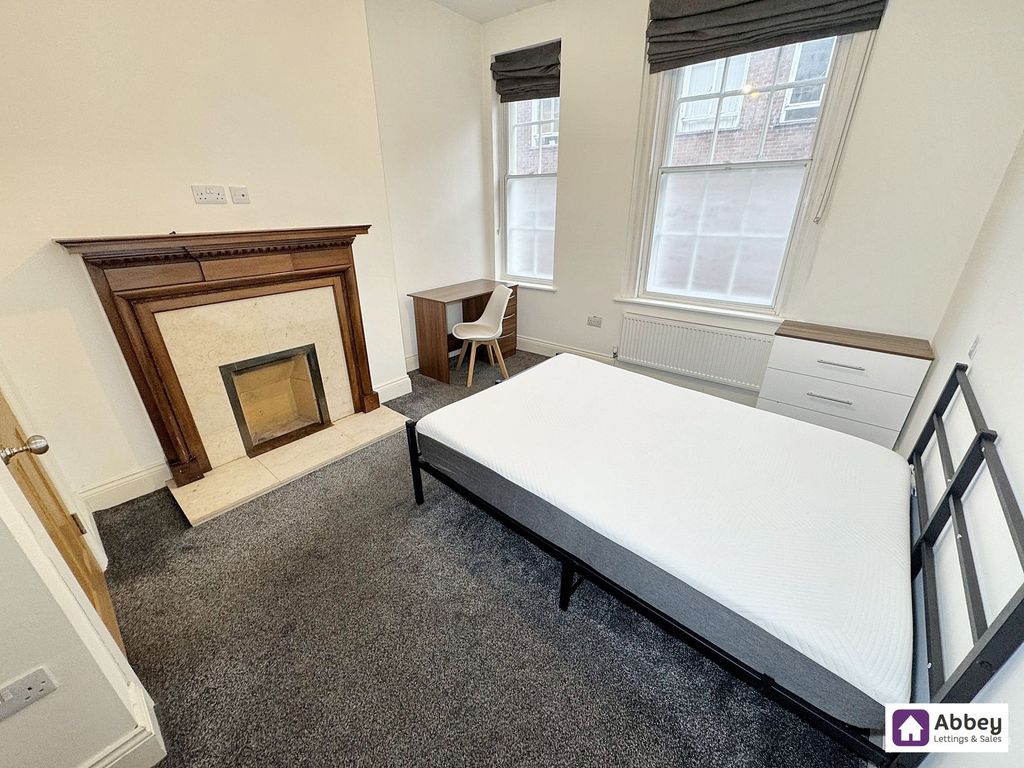 Property photo 1 of 11 Room 2