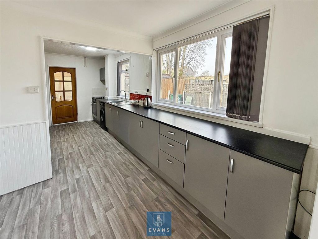 Property photo 3 of 15 Kitchen