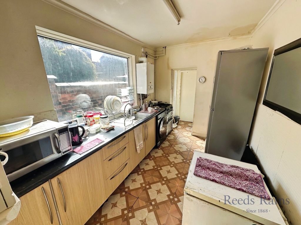 Property photo 2 of 7 Kitchen