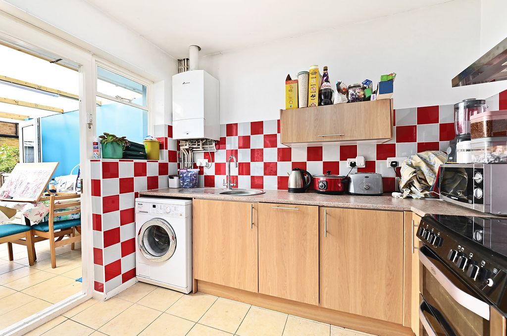 Property photo 3 of 7 27 West Heath Rd (4)