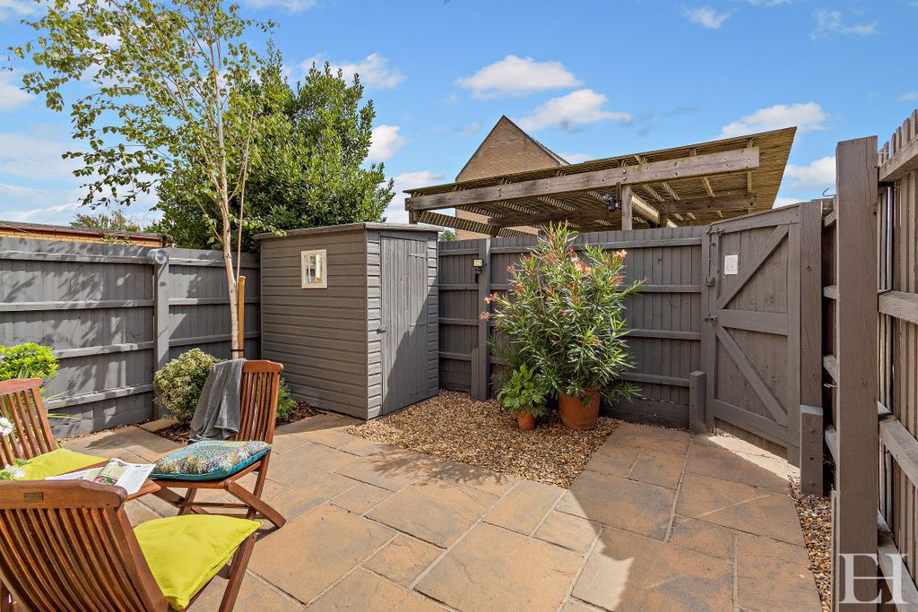 Property photo 2 of 23 8656342-Exteriorwm04-800