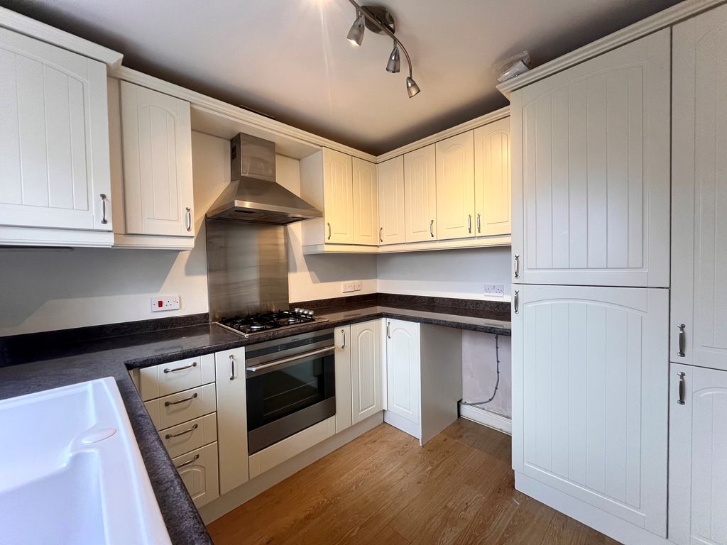 Property photo 3 of 11 Kitchen