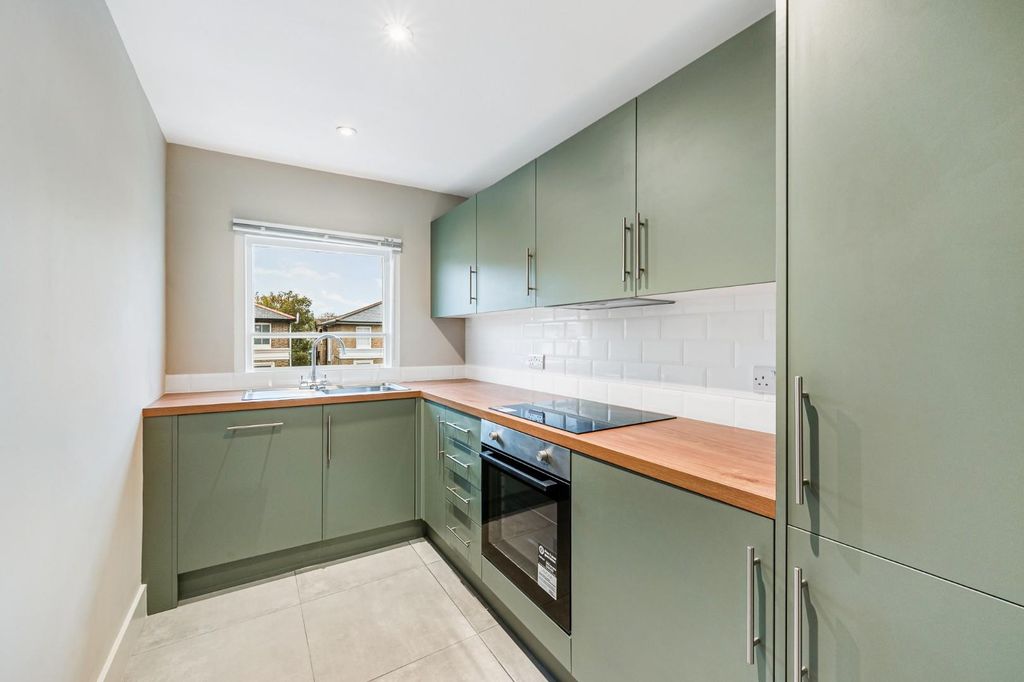 Property photo 2 of 6 11D Stowe Road-4.Jpg