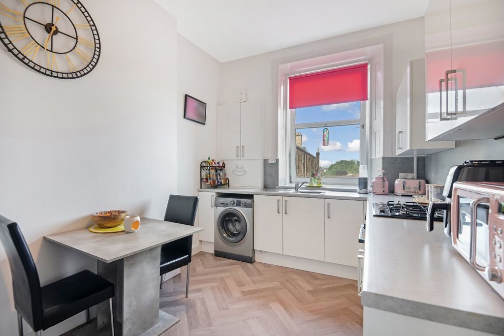 Property photo 3 of 11 Kitchen