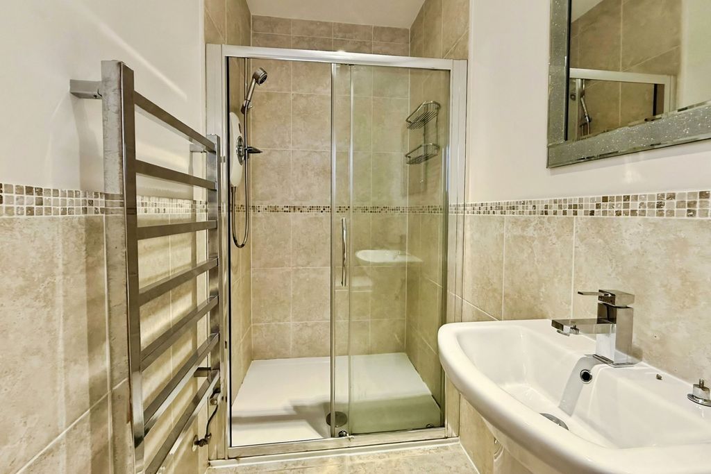 Property photo 3 of 12 En Suite Shower Room