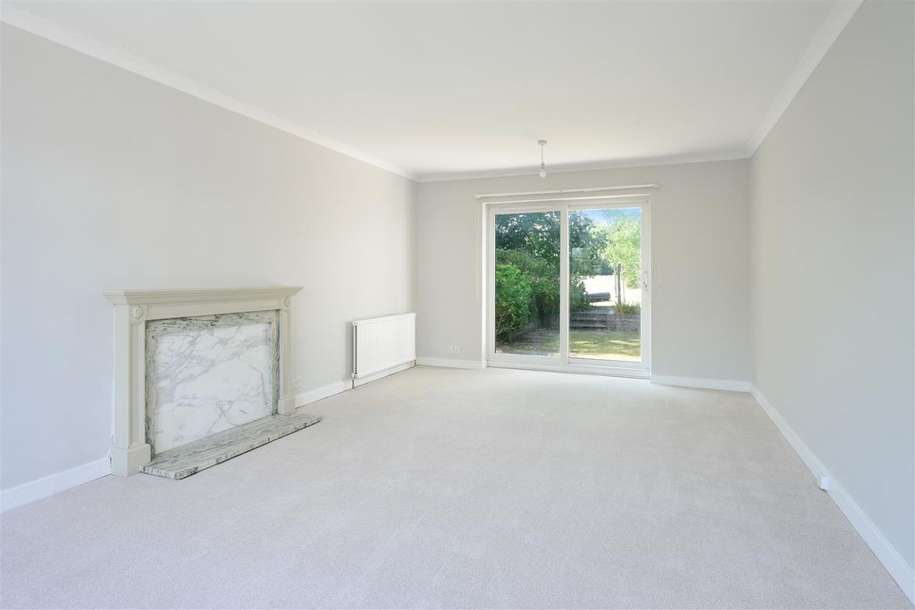 Property photo 3 of 19 Anderson Close,  (8).Jpg