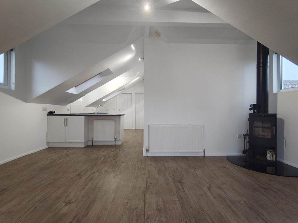 Property photo 3 of 17 Lounge