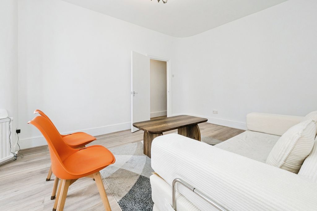 Property photo 3 of 20 Pbox-Img.Jpg