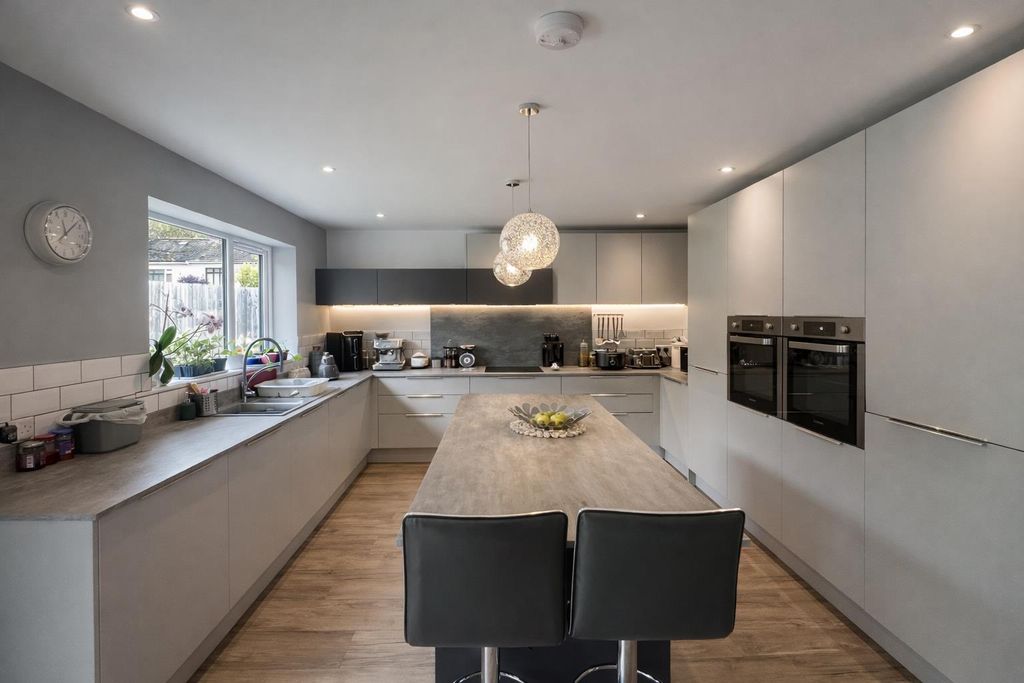 Property photo 3 of 19 Woodlands Av - Kitchen..Jpeg