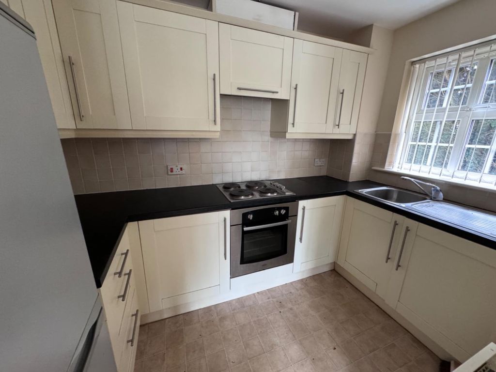Property photo 3 of 11 Kitchen