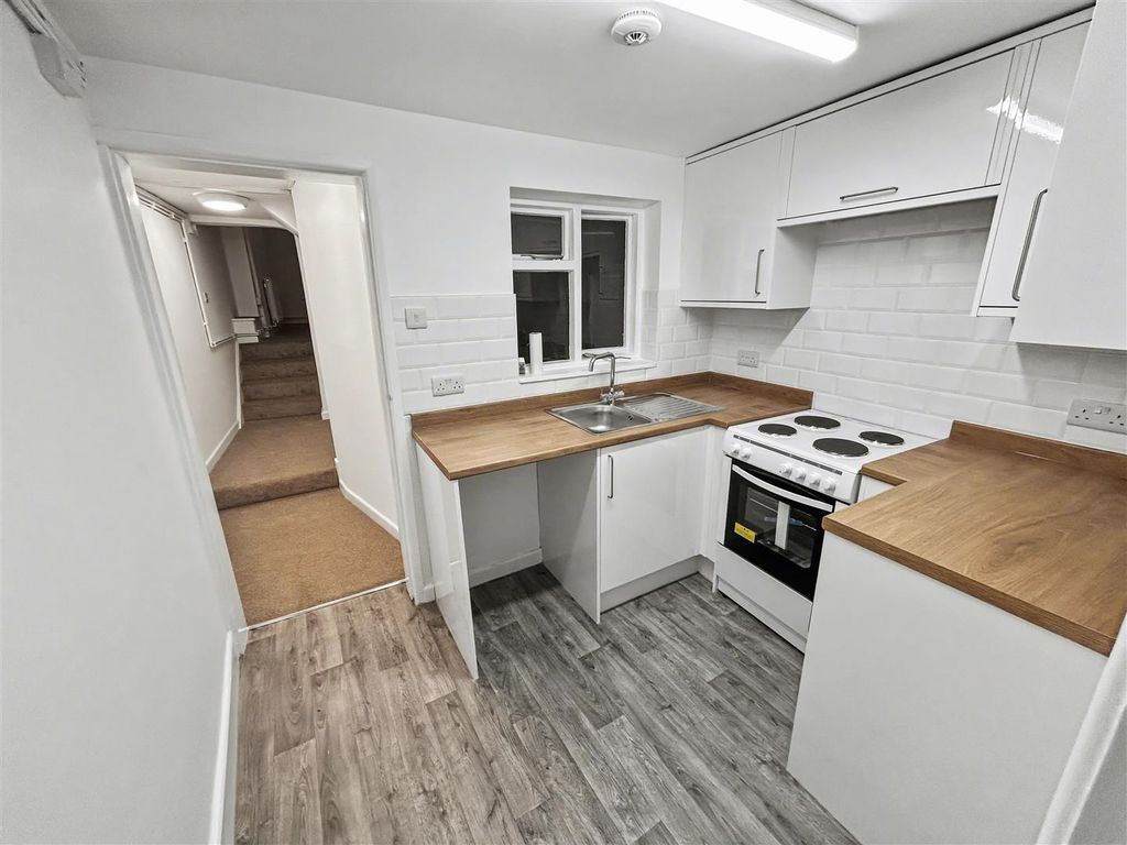 Property photo 2 of 8 Kitchen