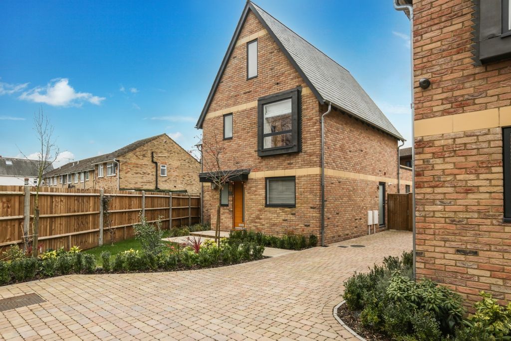 Property photo 1 of 12 Meadow House Enha...