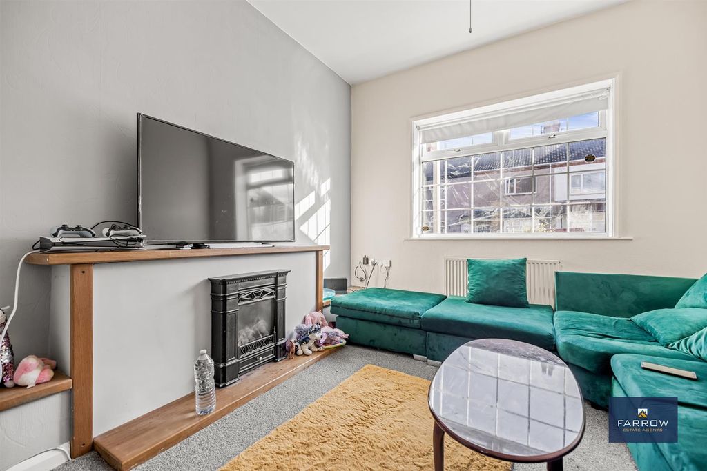 Property photo 2 of 21 Living Room