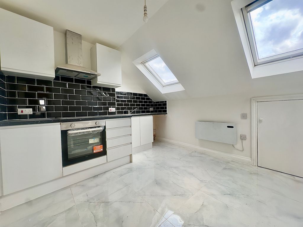 Property photo 1 of 7 Spacious Two Bedroom Top Floor Flat Available To Rent In Tooting