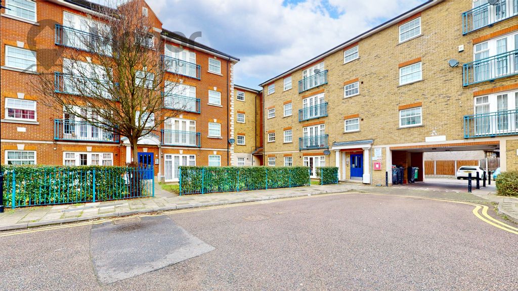 Property photo 1 of 17 Queensberry-Place-01212025_163616